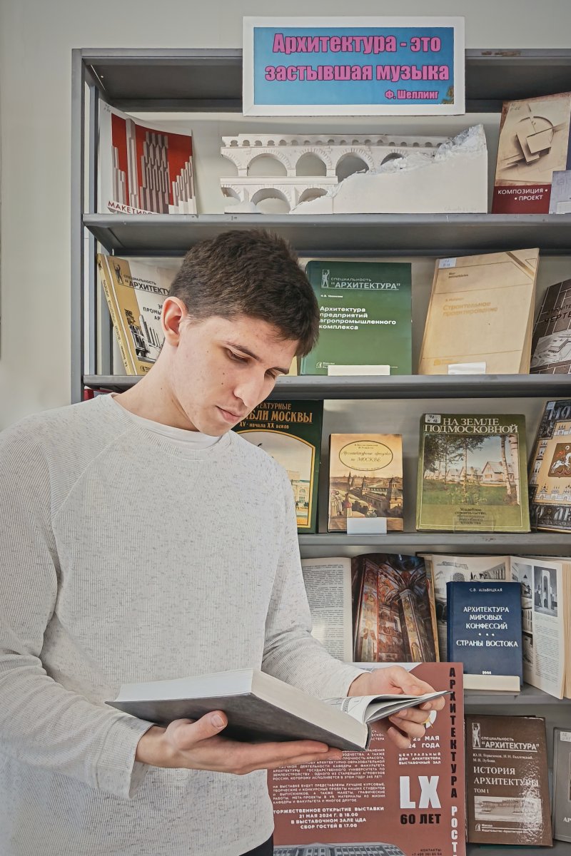 Мелодия линий и симфония камня: в ГУЗ открылась выставка «Архитектура – это застывшая музыка»