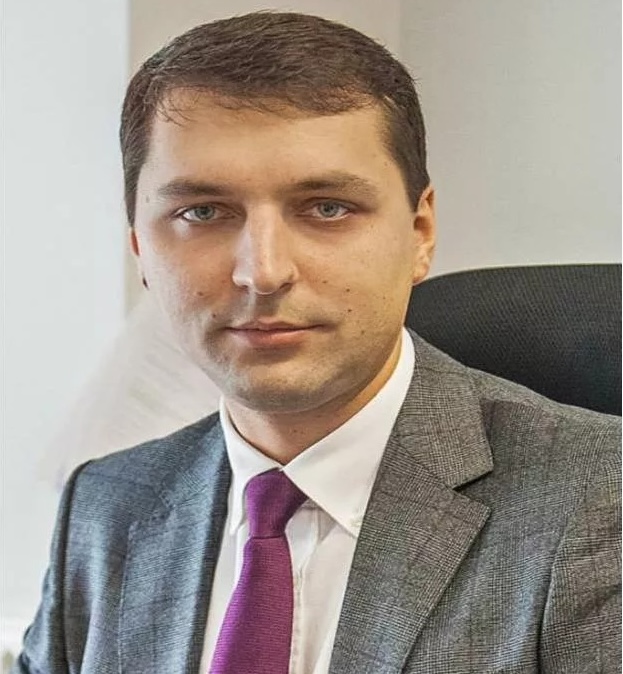 Поздравляем Дениса Косторного, заместителя руководителя Департамента торговли и услуг города Москвы, выпускника ГУЗ 2004 года с днем рождения!