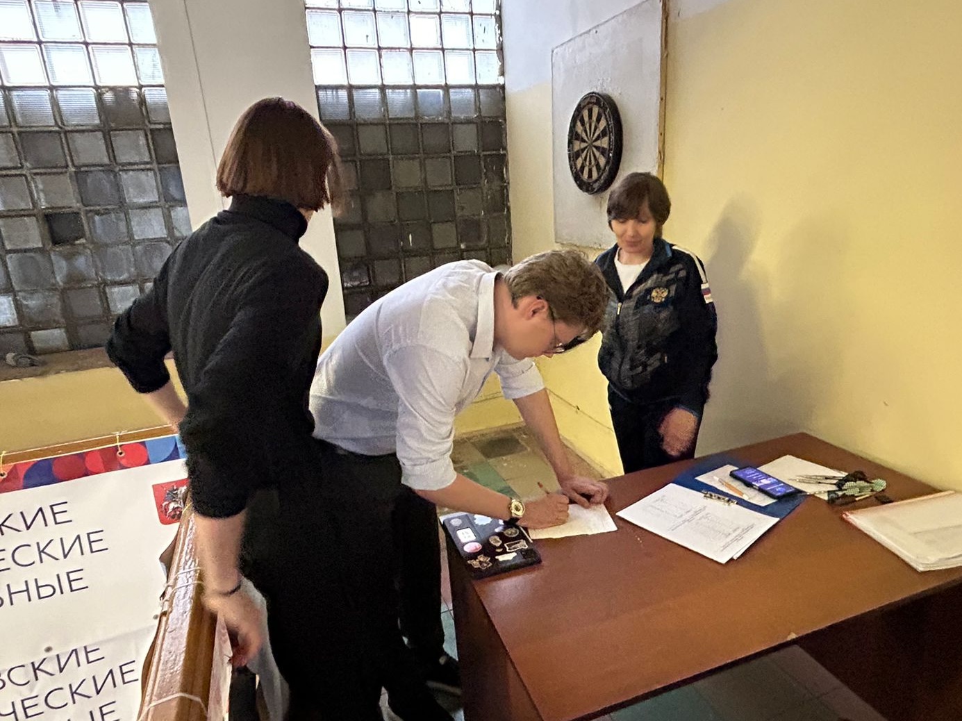 С помощью дротиков в ГУЗ определили самых метких преподавателей университета