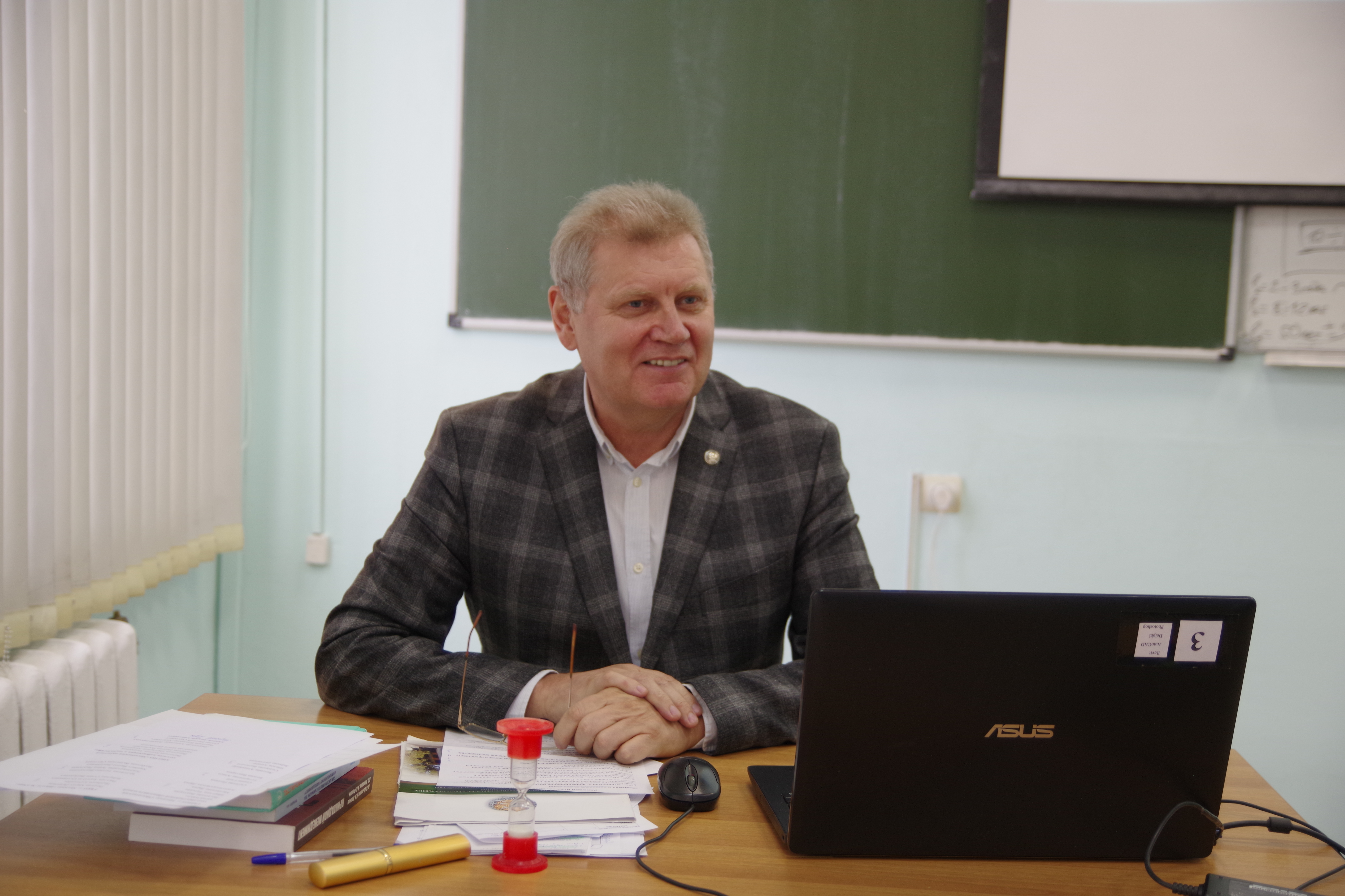 Кафедра менеджмента и управленческих технологий провела деловую игру по предпринимательству со школьниками и учащимися колледжей