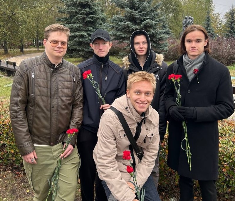 Студенты ГУЗ возложили цветы памятнику «Народным ополченцам Москвы»