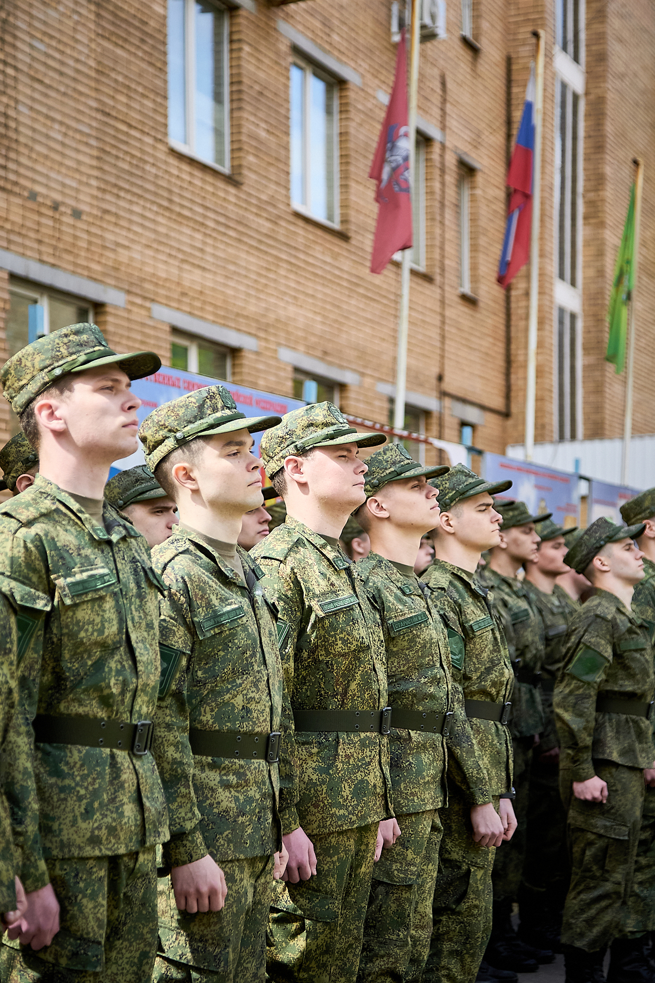 Наш долг — помнить героев, которые учились и работали в этих стенах: торжественный парад и возложение цветов к монументу погибшим на фронтах Великой Отечественной войны студентов, преподавателей и сотрудников ГУЗ