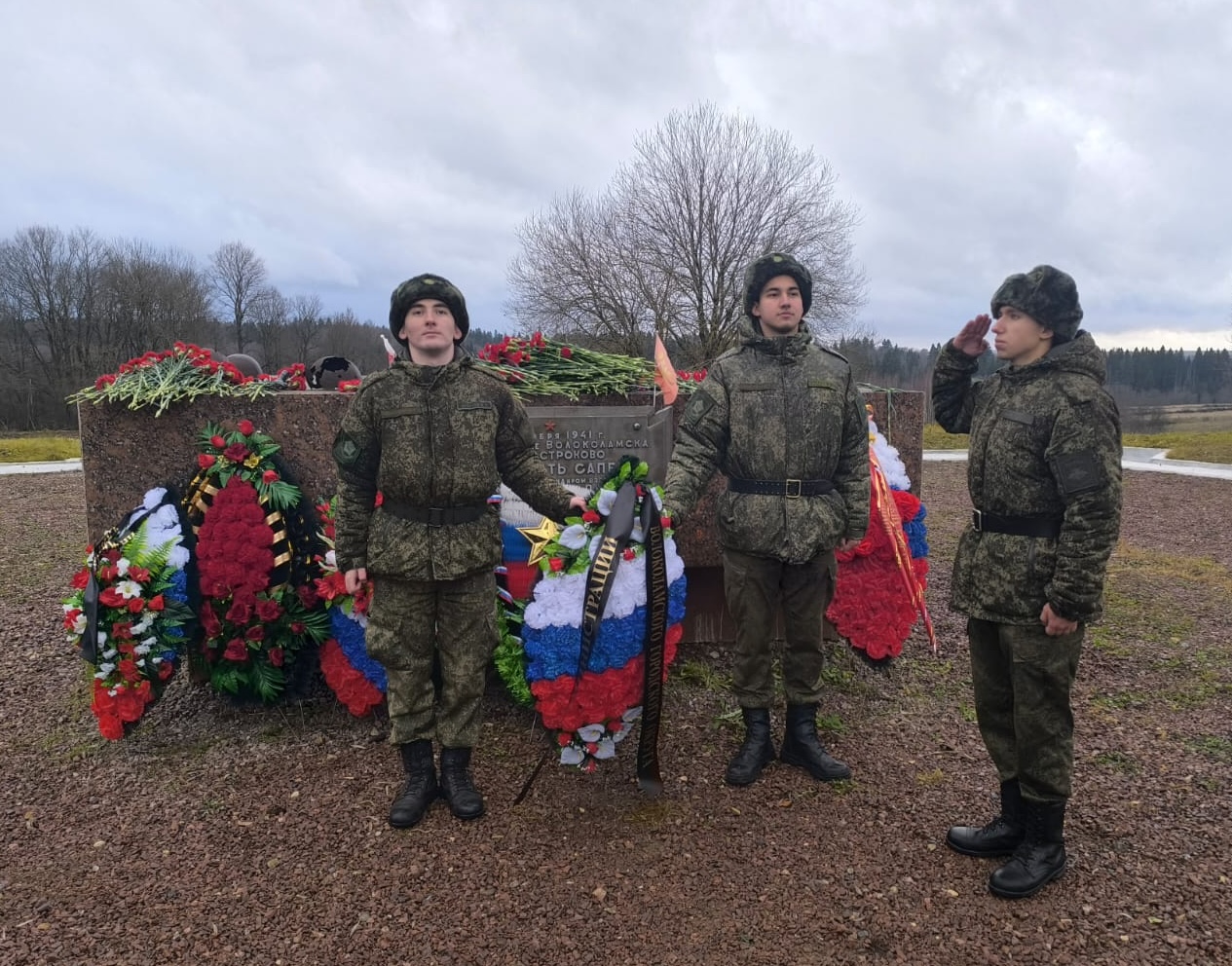Студенты Военного учебного центра при ГУЗ почтили память героев-саперов ВОВ