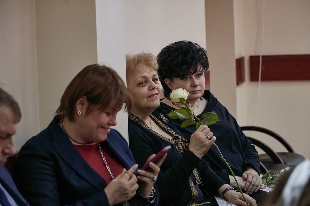 Поздравляем дорогих женщин с 8 Марта!