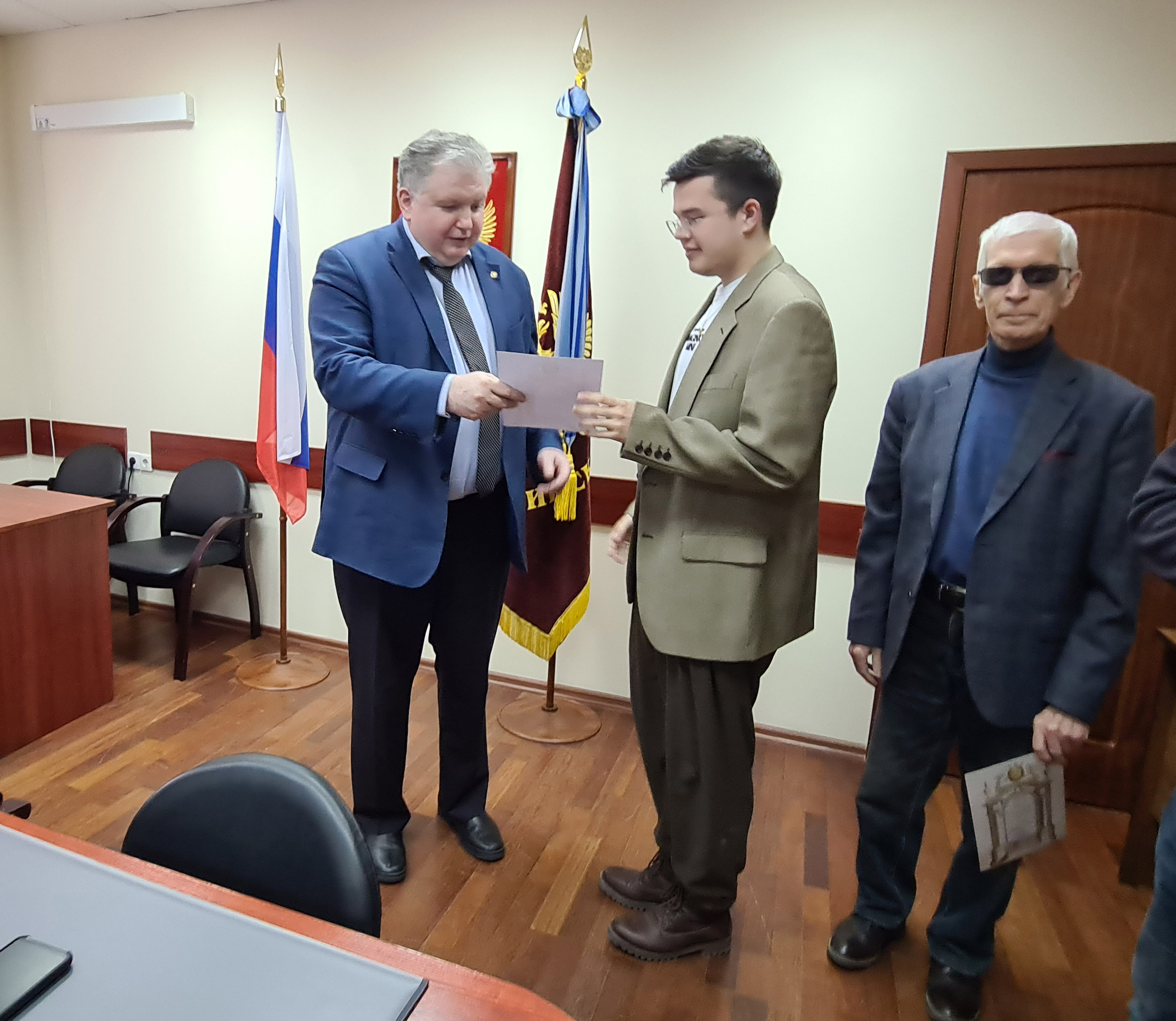 28 февраля 2023 года в конференц-зале ГУЗа врио ректора Папаскири Т.В. наградил участников открытого конкурса на разработку концепции по модернизации корпуса ГУЗ для размещения ГеоКафе
