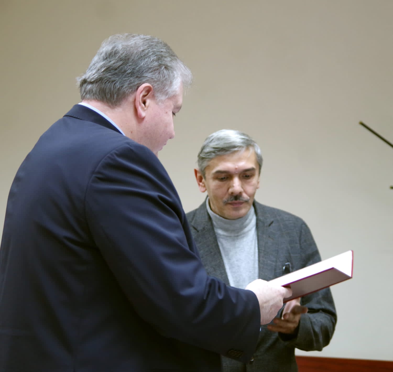 На Учёном совете врио ректора Тимур Валикович Папаскири вручил награды членам коллектива Государственного университета по землеустройству