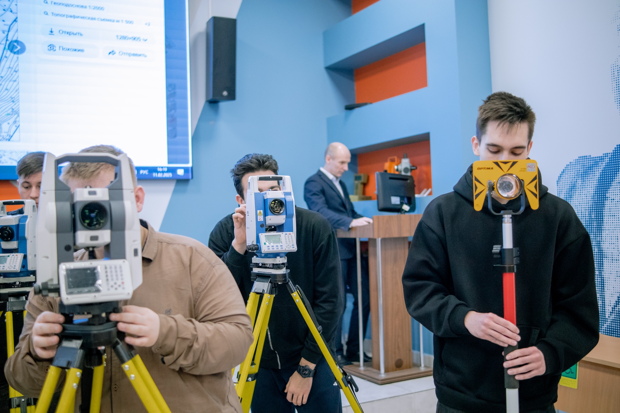 Современные геодезические тахеометры появились у студентов ГУЗ