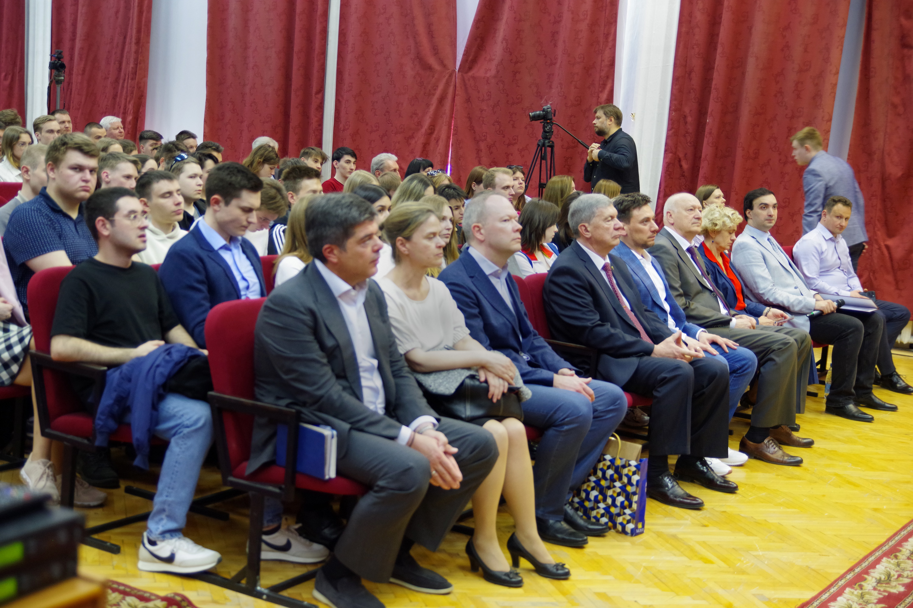 В рамках духовно-нравственно-патриотического воспитания в ГУЗ состоялась встреча архиепископа Одинцовского и Красногорского Фомы и профессора Московской Духовной Академии А.И. Осипова со студенчеством