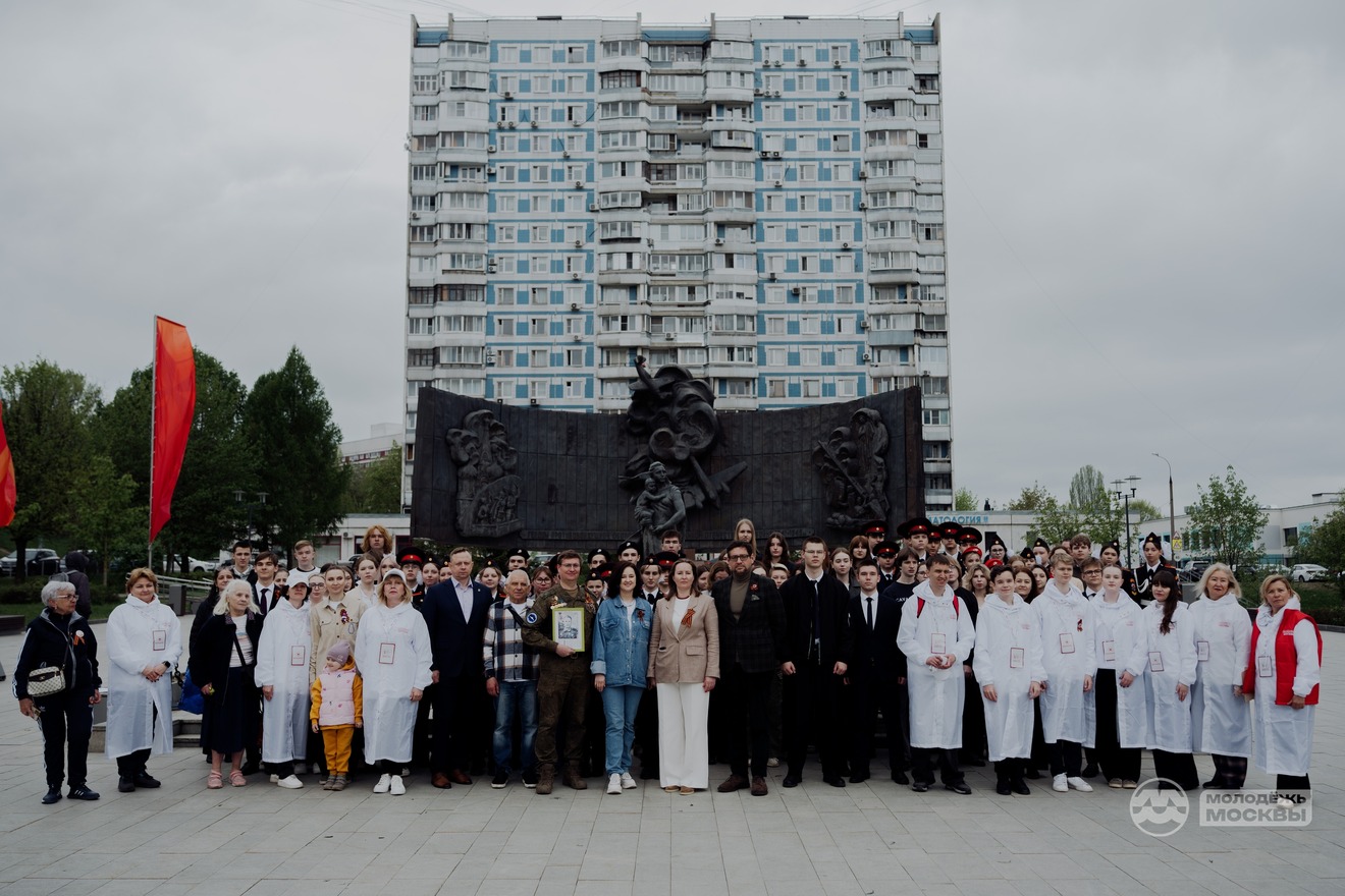 Сотрудники и студенты ГУЗ присоединились к городской акции «Цветы Победы» 