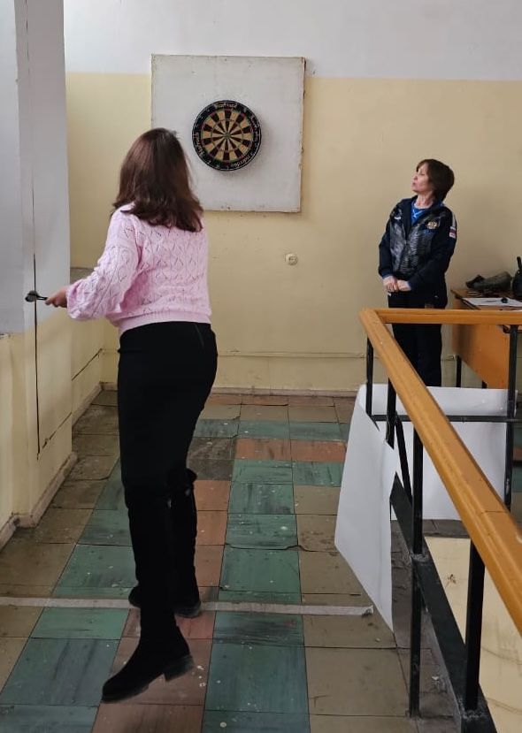 С помощью дротиков в ГУЗ определили самых метких преподавателей университета