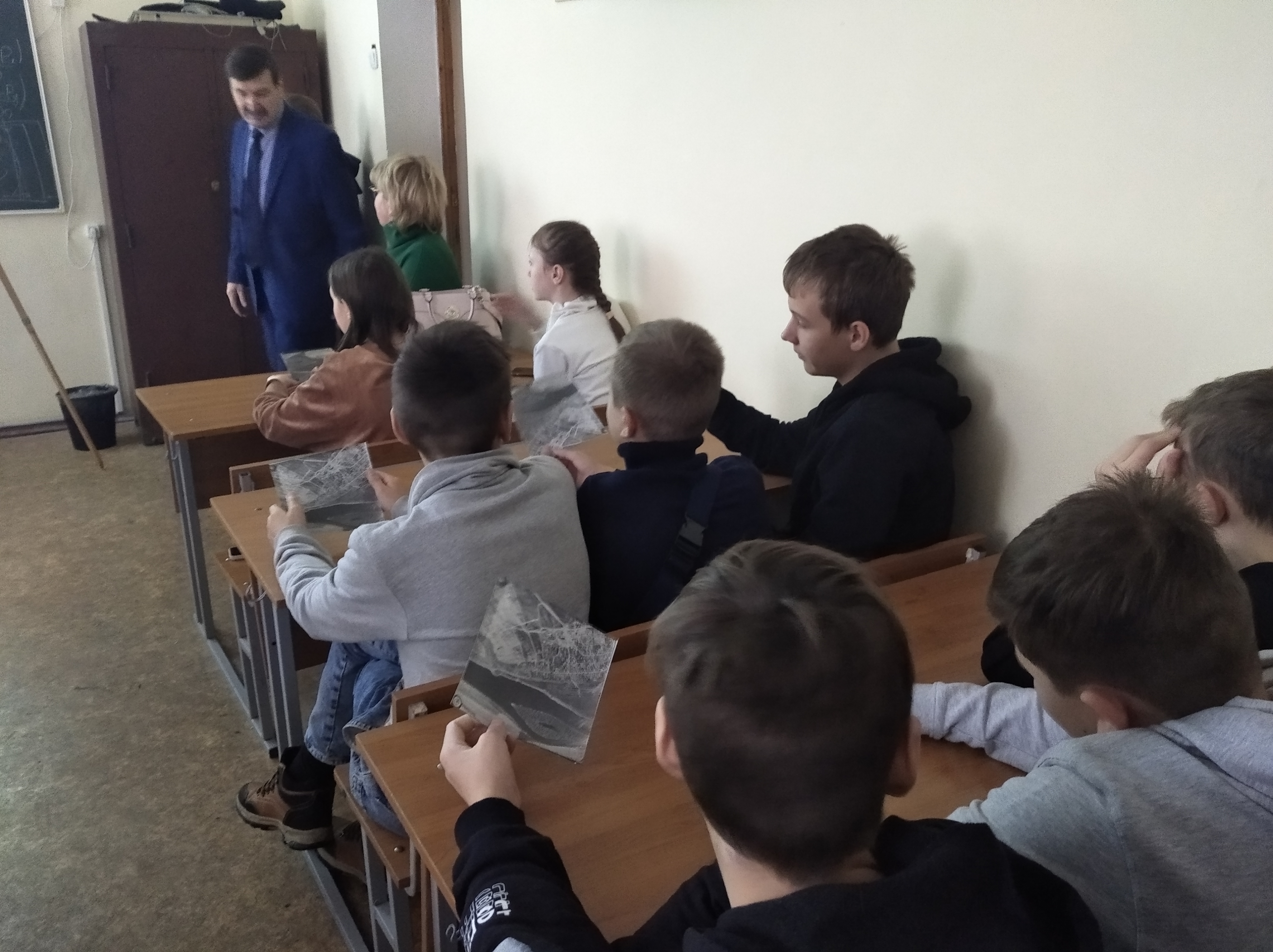 На кафедре дистанционного зондирования и цифровой фотографии в рамках программы «Университетские субботы московского школьника» 19 ноября прошел мастер-класс «Ручная фотопечать – особенности и возможности»