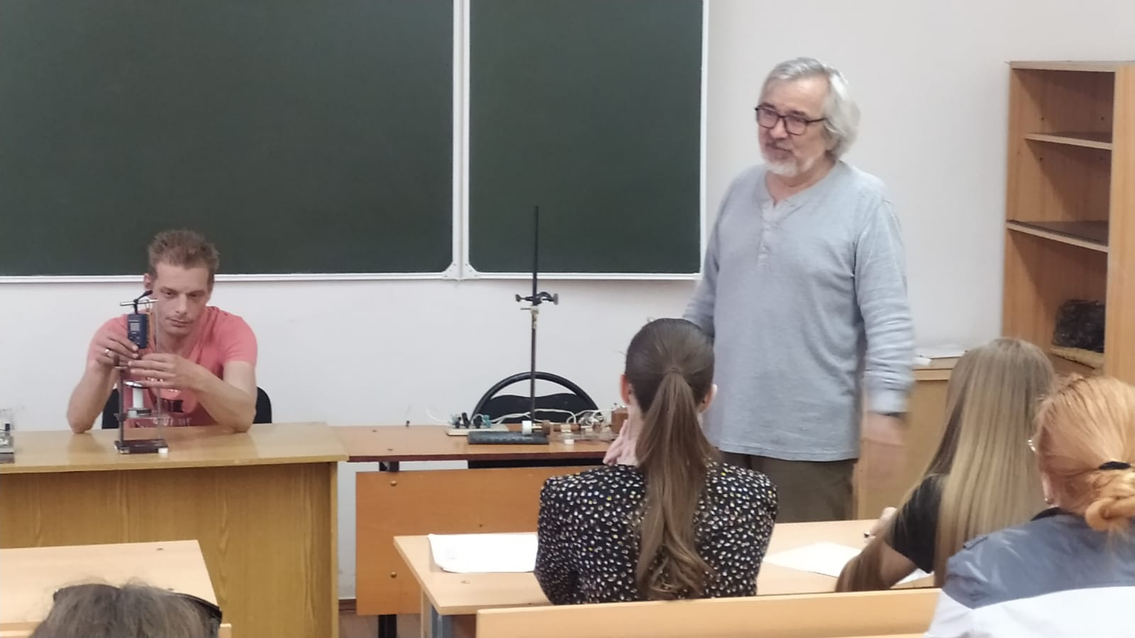 На кафедре высшей математики и физики состоялась вторая студенческая конференция- выставка «Физические опыты»