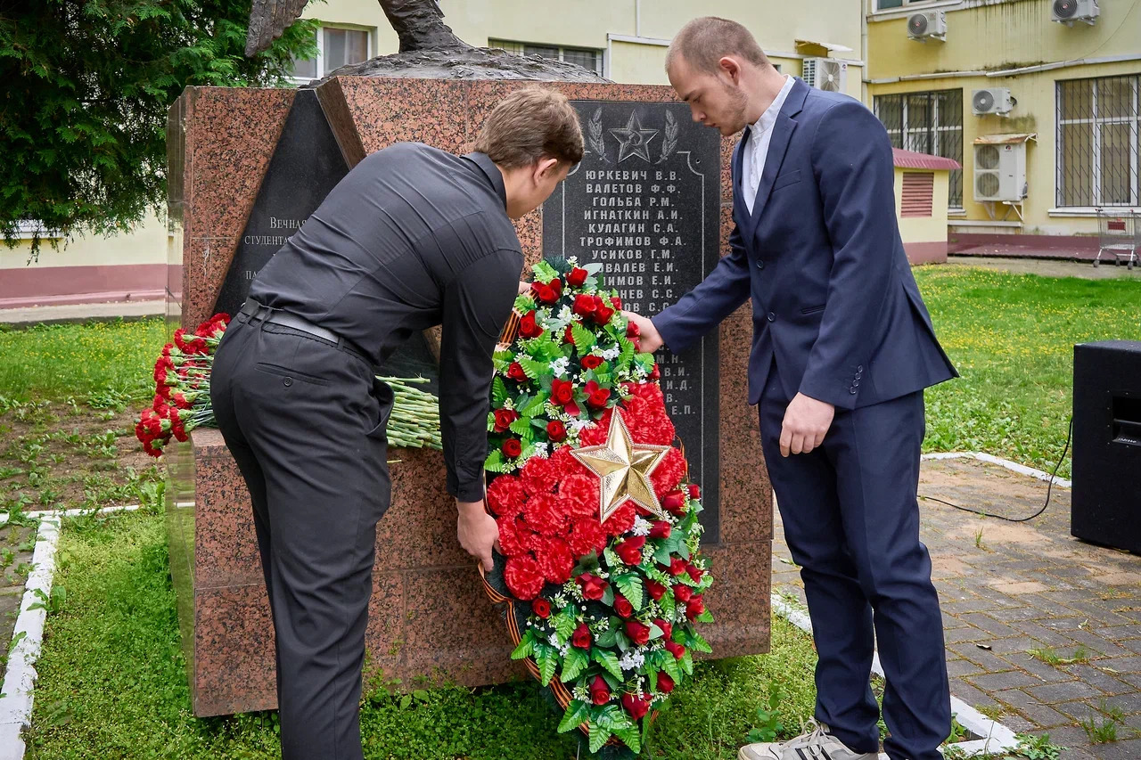 В ГУЗ почтили память павших в День скорби у памятника «Журавли» 