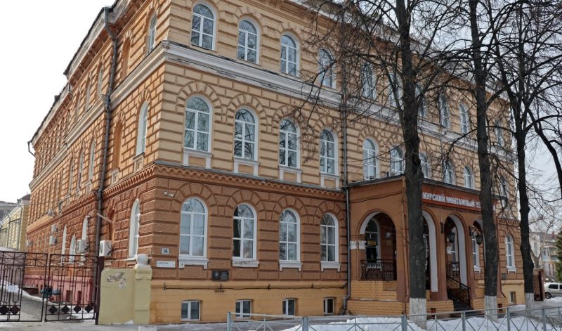 Профессор ГУЗ поздравил Курский монтажный техникум с 80-летием