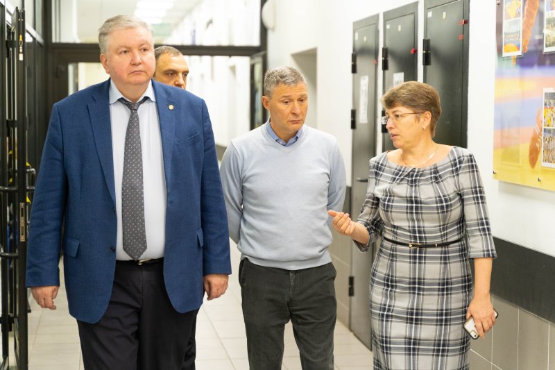 Врио ректора Т.В. Папаскири и заведующий кафедрой градостроительства и пространственного развития Ю.А. Цыпкин с рабочим визитом посетили школу в Некрасовке