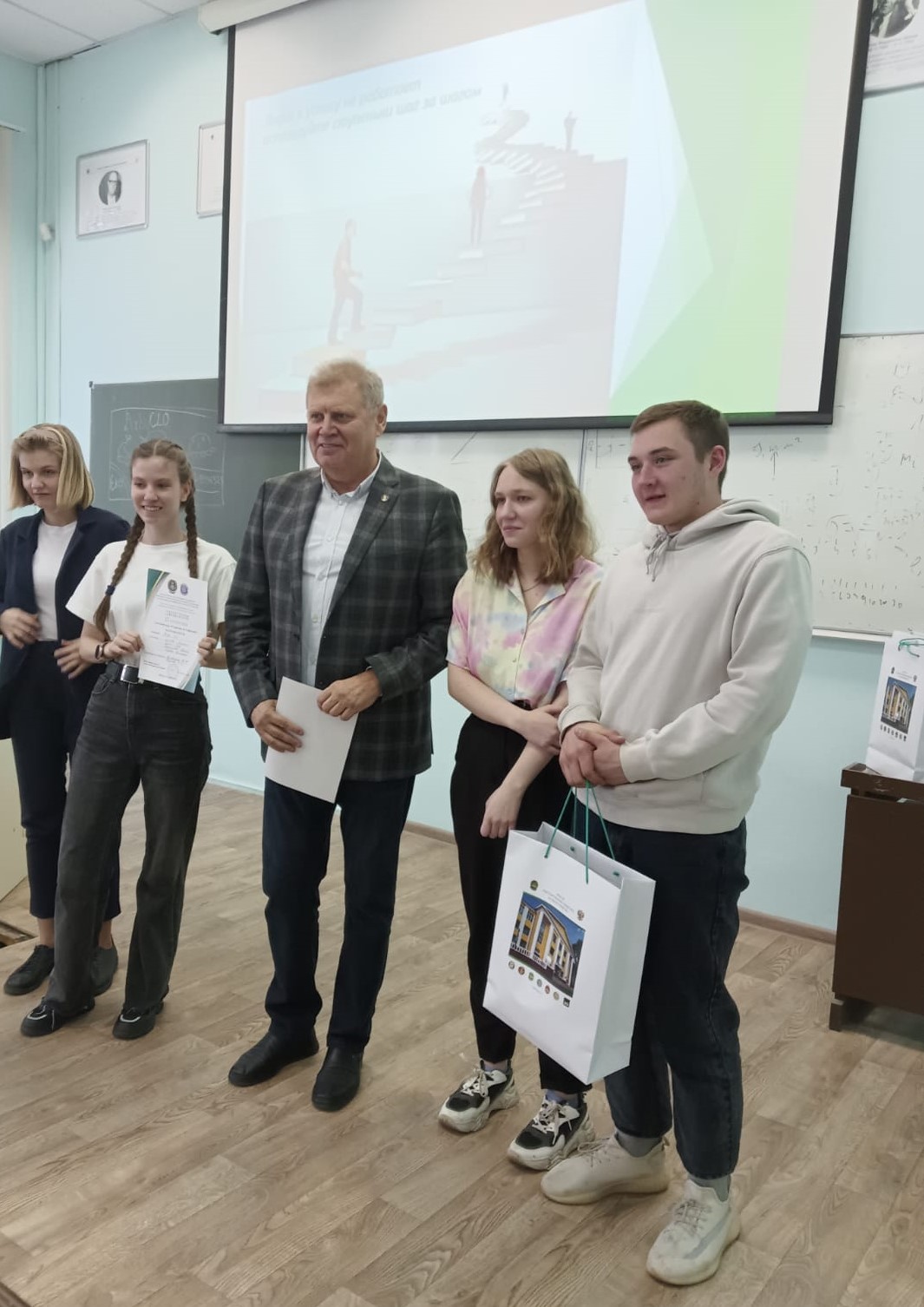 Кафедра менеджмента и управленческих технологий провела деловую игру по предпринимательству со школьниками и учащимися колледжей