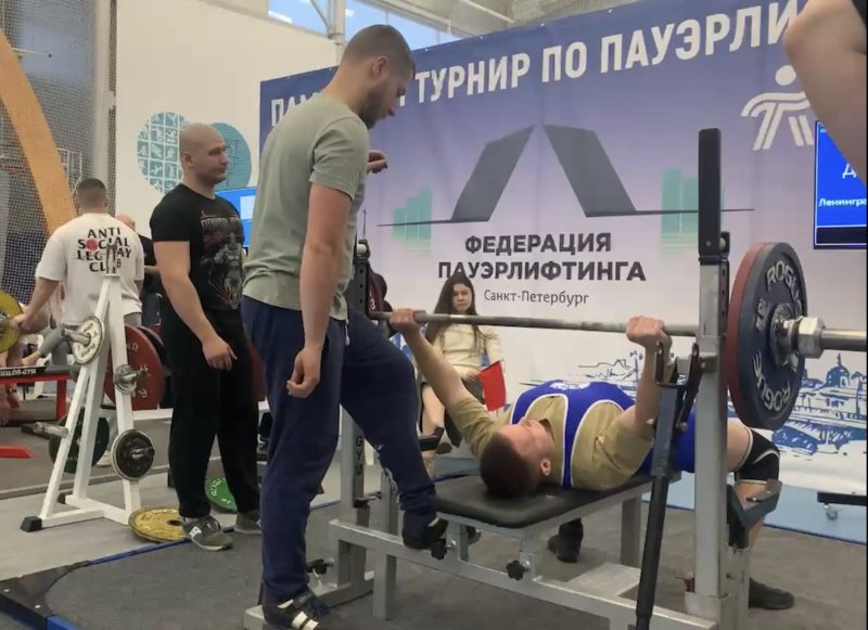 Первый среди сильных: студент ГУЗ взял золото в турнире по пауэрлифтингу