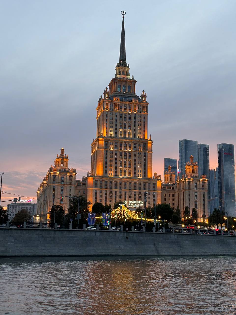 Экскурсию по Москве-реке совершили студенты и преподаватели ГУЗ