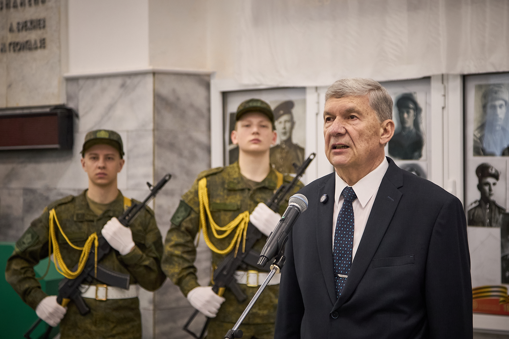 Торжественное открытие мемориального панно в честь героев Великой Отечественной войны в Государственном университете по землеустройству