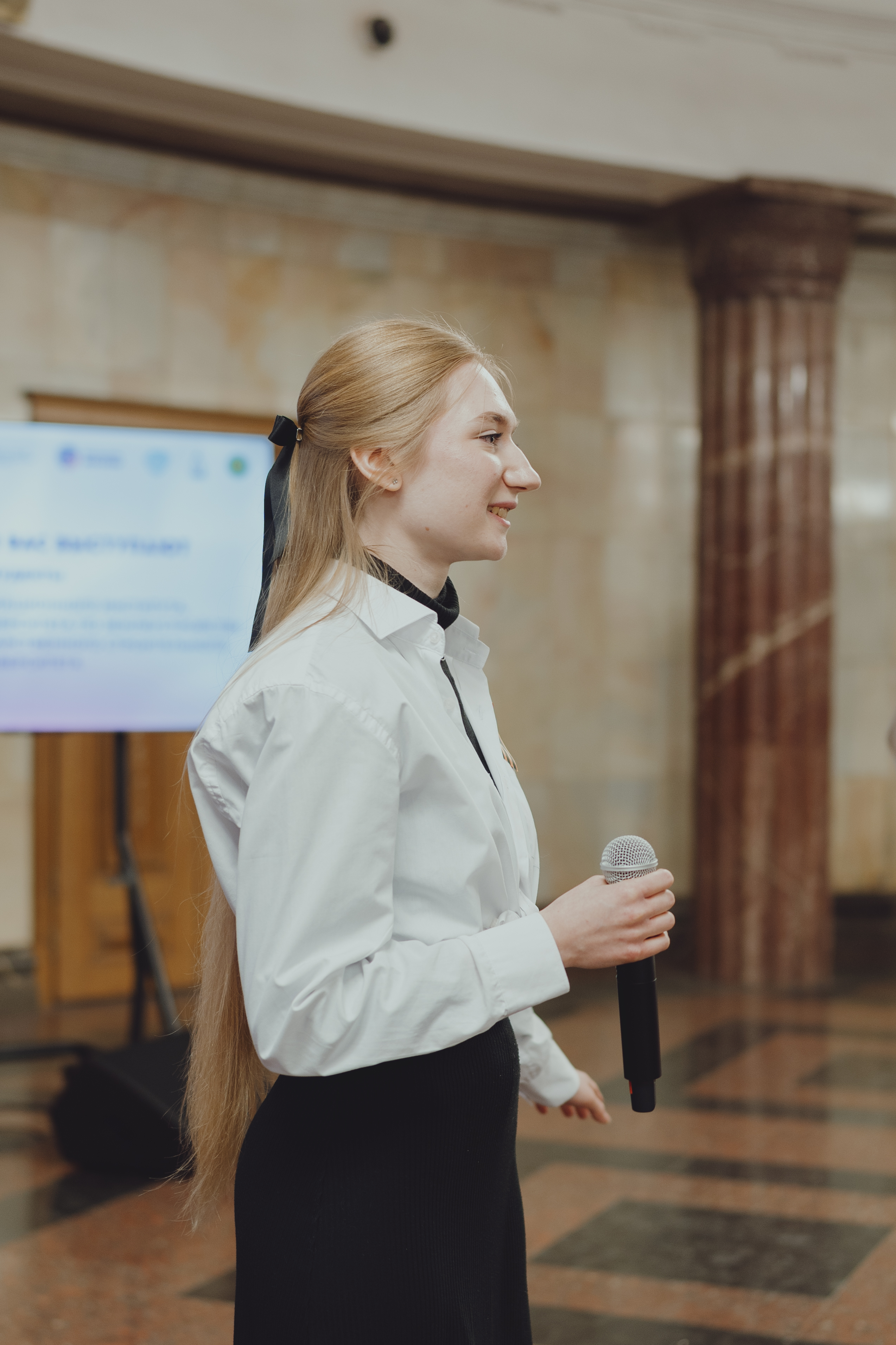 «Вальс Победы» закружился в метро: студенты ГУЗ подарили пассажирам минуты памяти