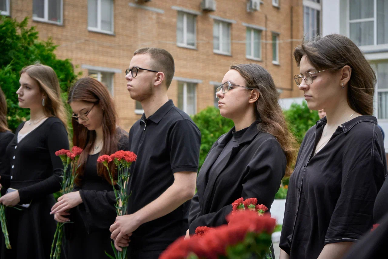 В ГУЗ почтили память павших в День скорби у памятника «Журавли» 