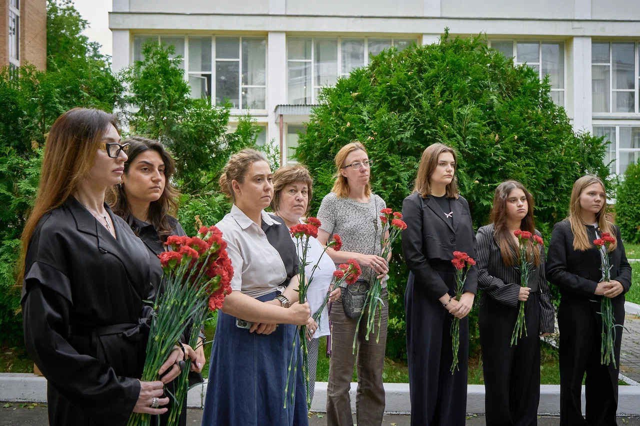 В ГУЗ почтили память павших в День скорби у памятника «Журавли» 