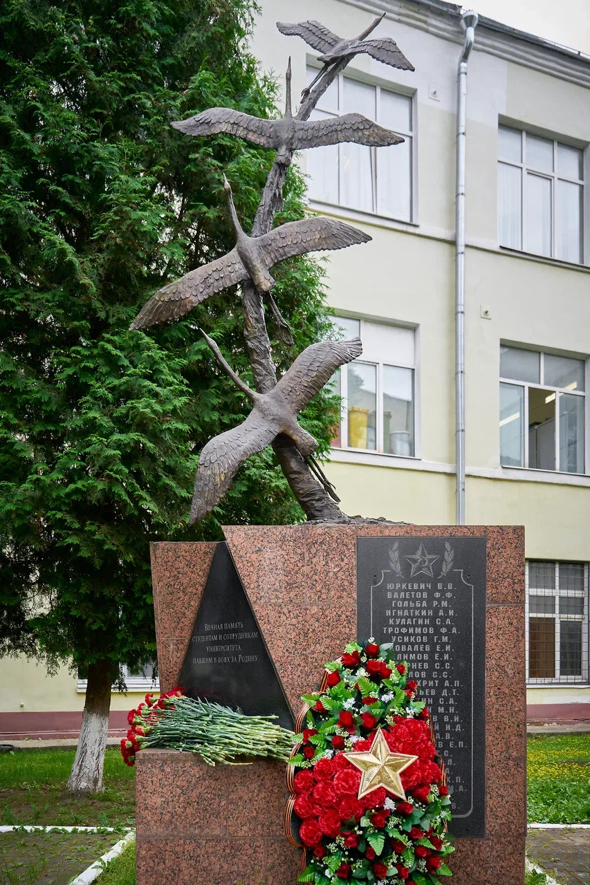 В ГУЗ почтили память павших в День скорби у памятника «Журавли» 