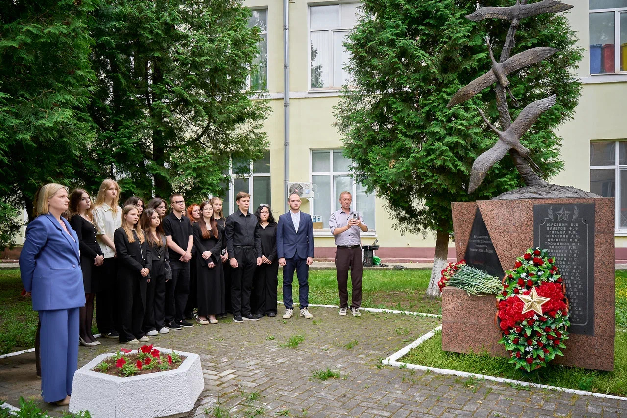 В ГУЗ почтили память павших в День скорби у памятника «Журавли» 