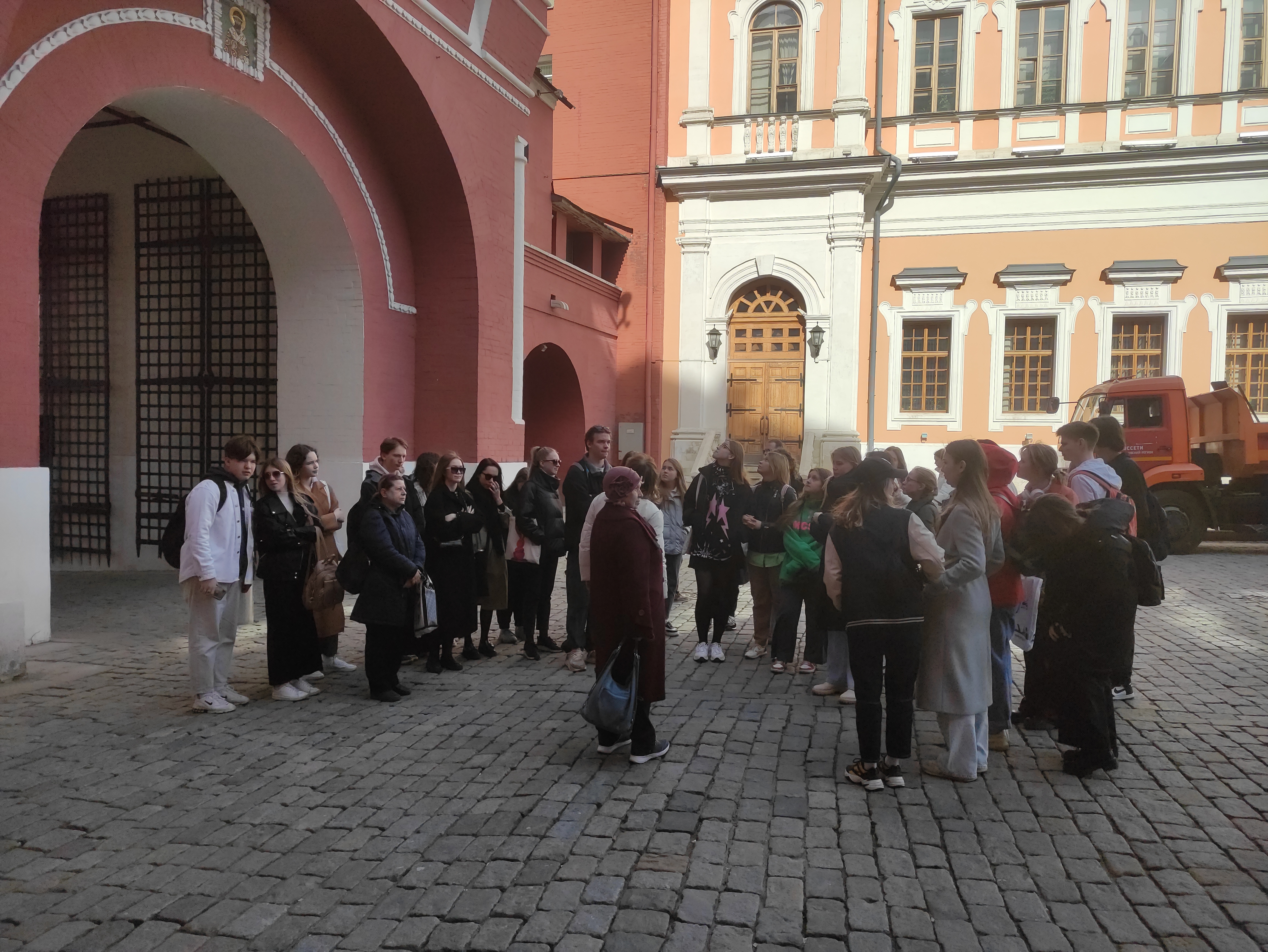 Студенты ГУЗ на кедровой тропе у стен Кремля