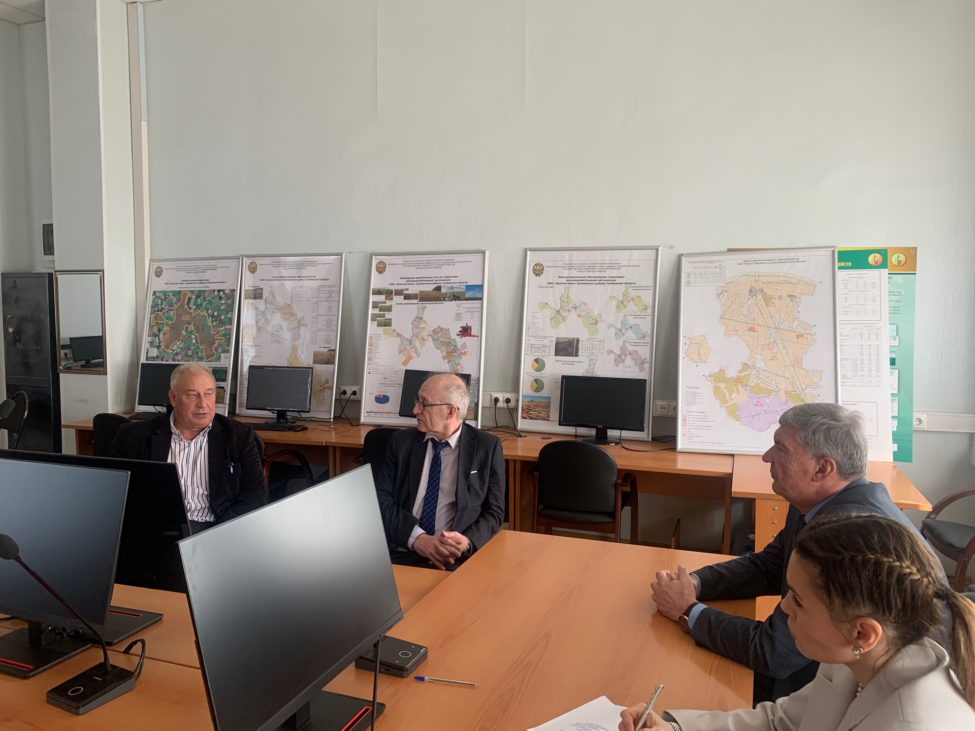 Сотрудники Государственного университета по землеустройству и Сибирского государственного университета геосистем и технологий провели совещание