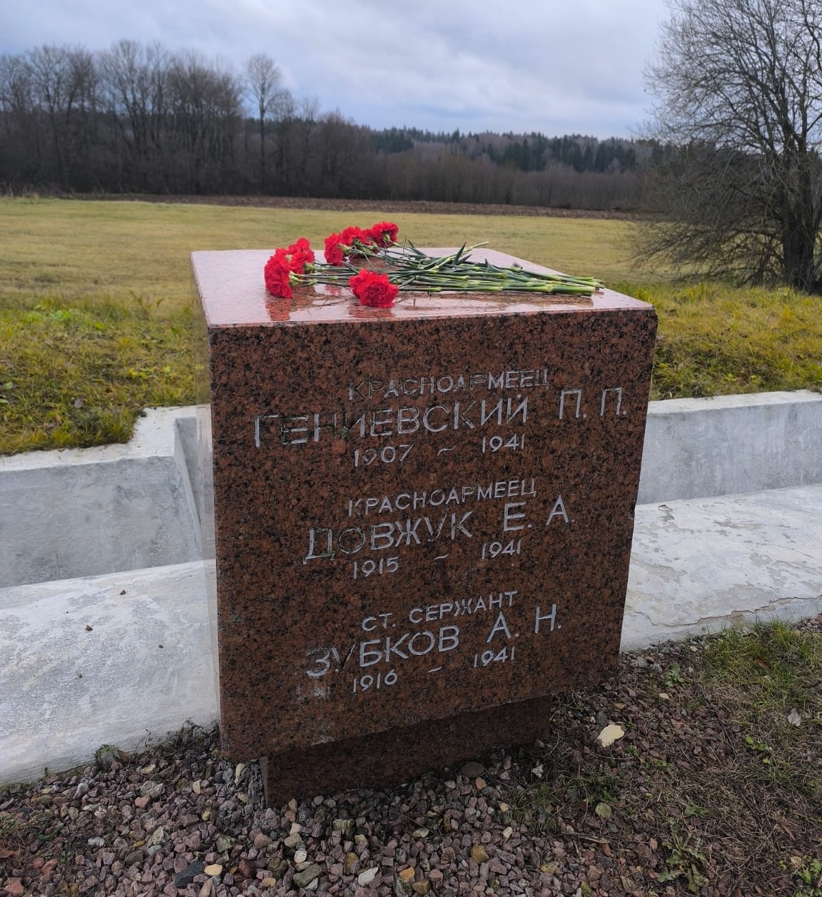 Студенты Военного учебного центра при ГУЗ почтили память героев-саперов ВОВ