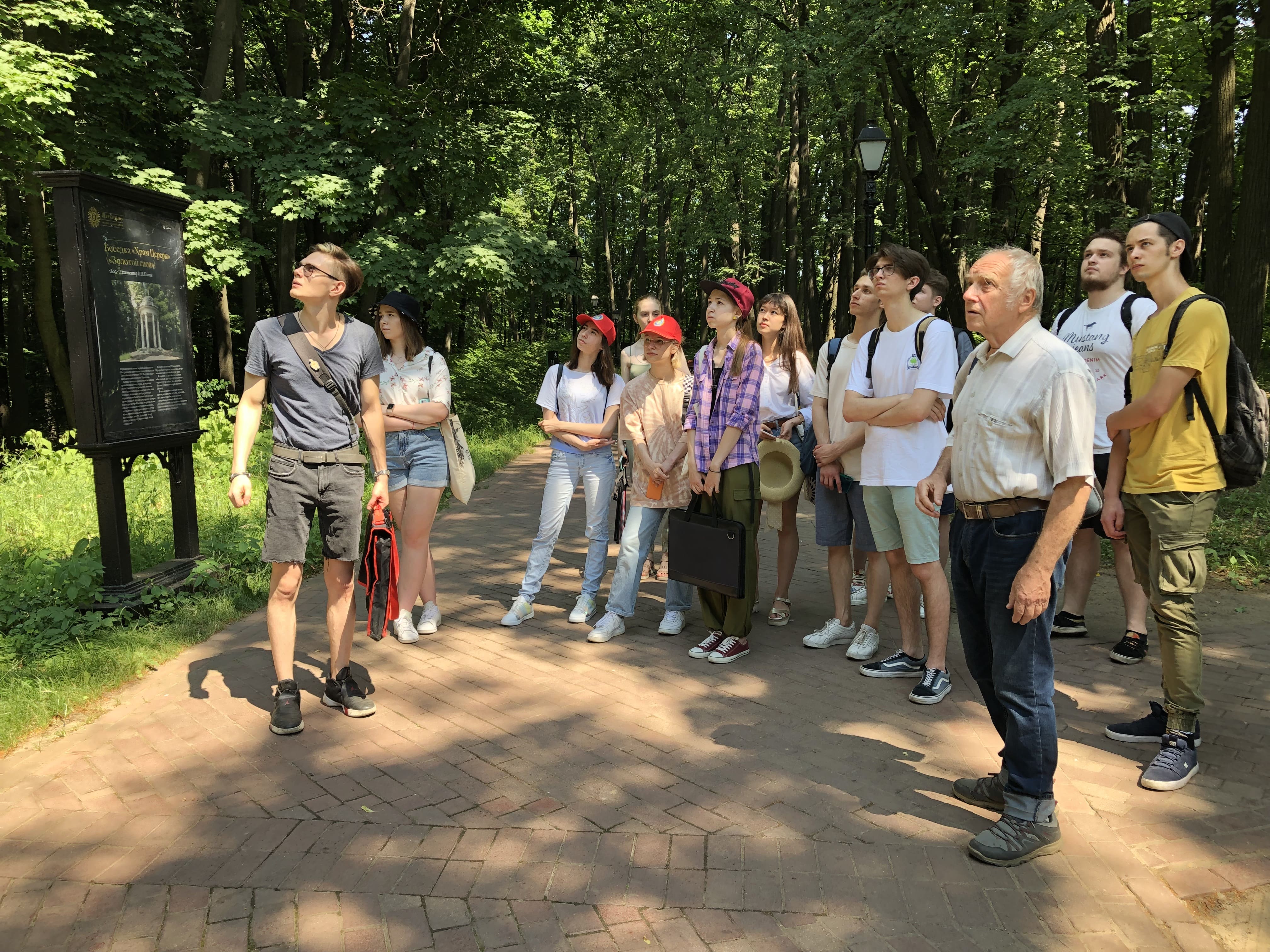 Студенты 1 курса архитектурного факультета проводят обмеры объектов культурного наследия в музее-заповеднике «Царицыно»