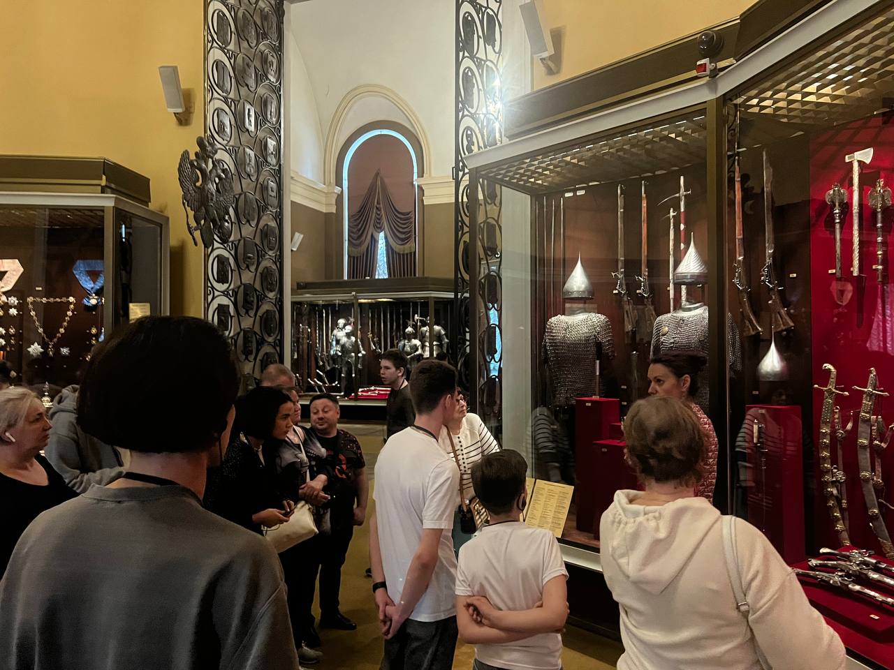 Сотрудники, преподаватели и студенты ГУЗ на экскурсии по Московскому Кремлю с посещением Оружейной палаты