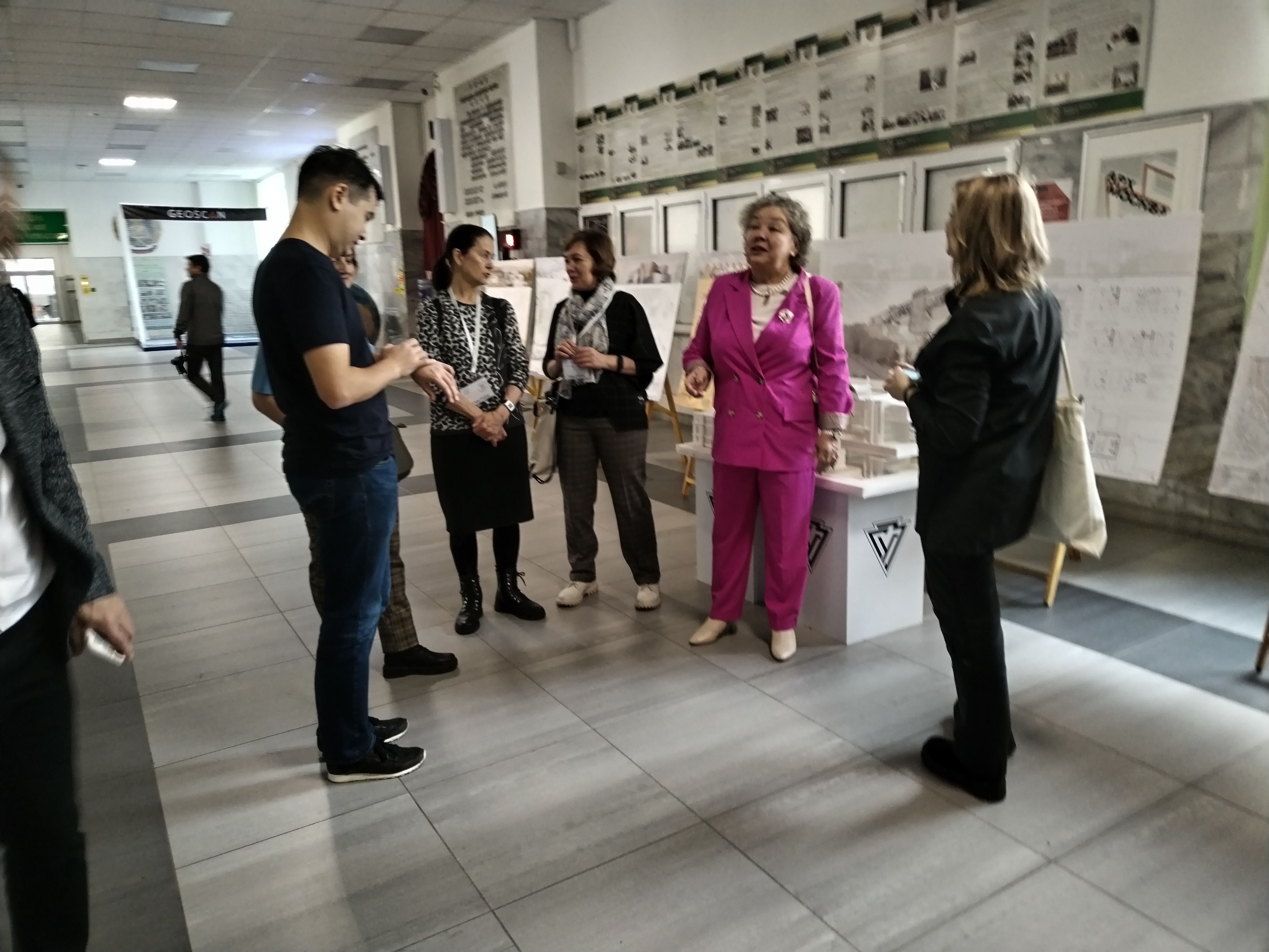 Встреча гостей - участников XXXII Международного смотра-конкурса ВКР по архитектуре, дизайну и искусству в Государственном университете по землеустройству