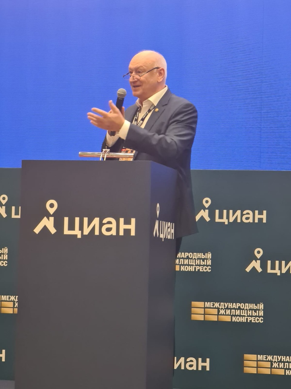 Врио ректора ГУЗ Тимур Валикович Папаскири на 6-ом Международном бизнес-форуме недвижимости рассказал о переводе земель из одной категории в другую, об ошибках чиновников в обе стороны