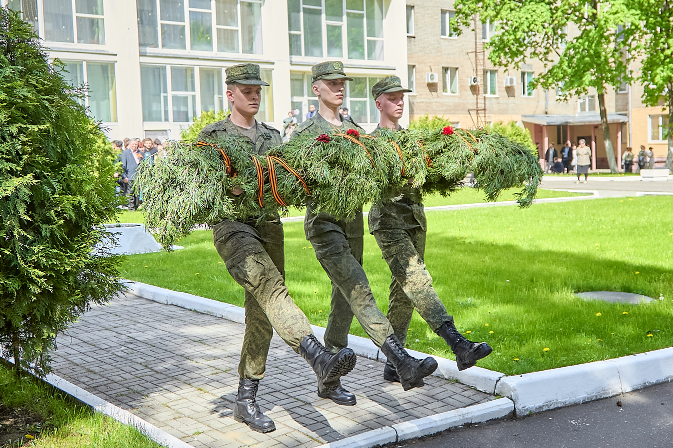 Наш долг — помнить героев, которые учились и работали в этих стенах: торжественный парад и возложение цветов к монументу погибшим на фронтах Великой Отечественной войны студентов, преподавателей и сотрудников ГУЗ