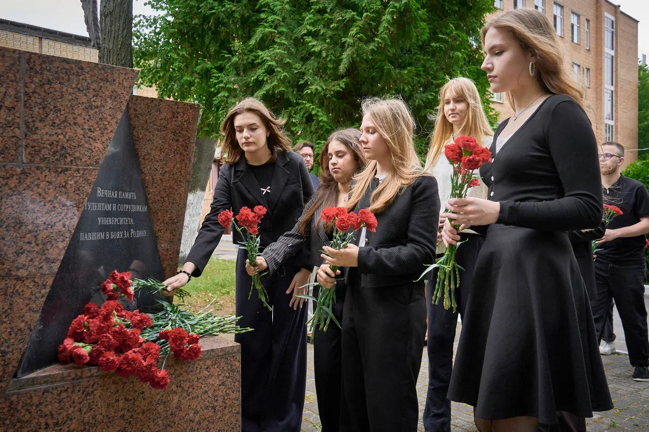 В ГУЗ почтили память павших в День скорби у памятника «Журавли» 