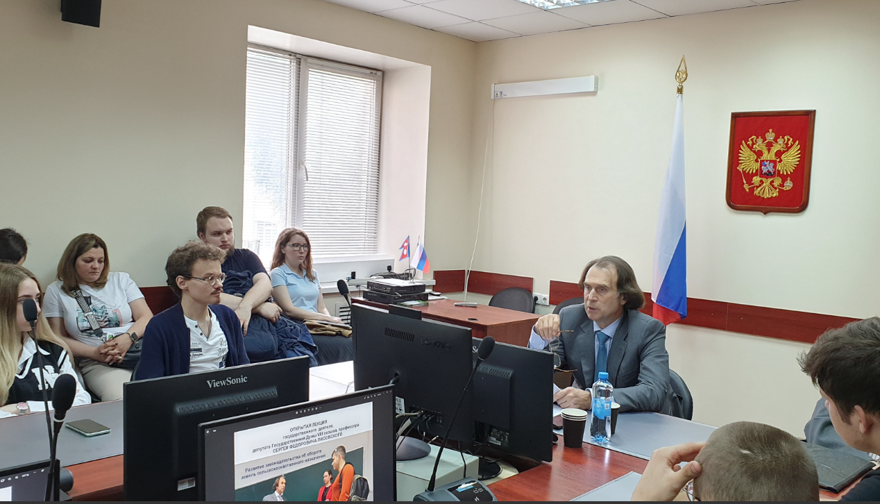 Состоялась очередная открытая лекция депутата Государственной Думы, профессора кафедры земельного права С.Ф.Лисовского