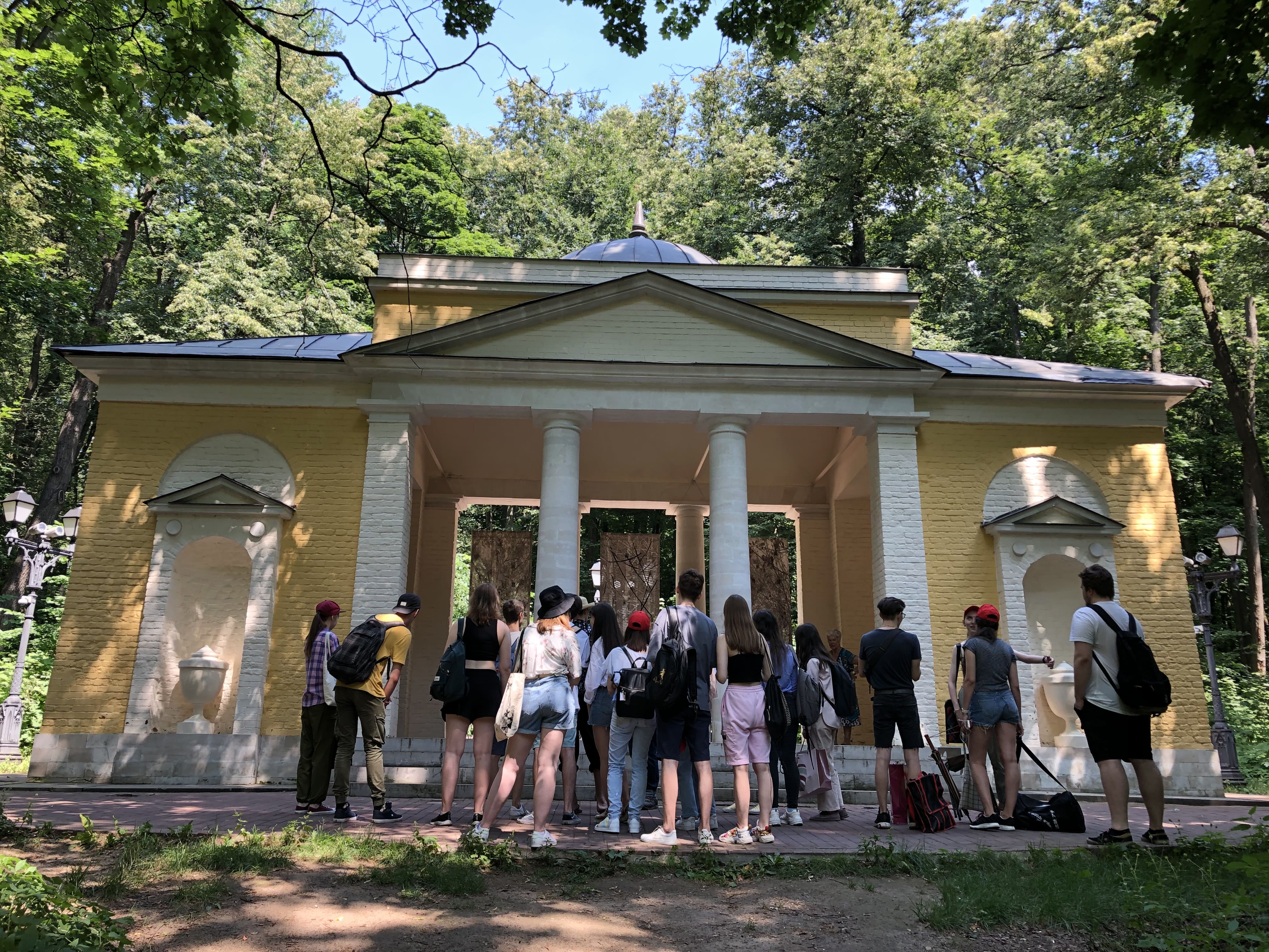 Студенты 1 курса архитектурного факультета проводят обмеры объектов культурного наследия в музее-заповеднике «Царицыно»