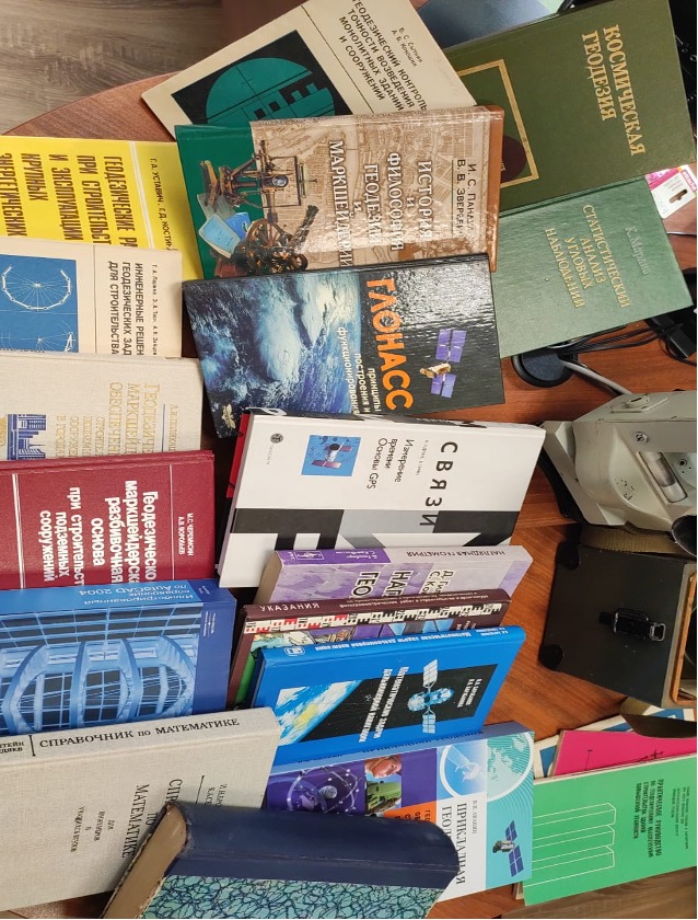 Библиотека и Научный зал ГУЗ получили подарки – раритетные книги и измерительные приборы