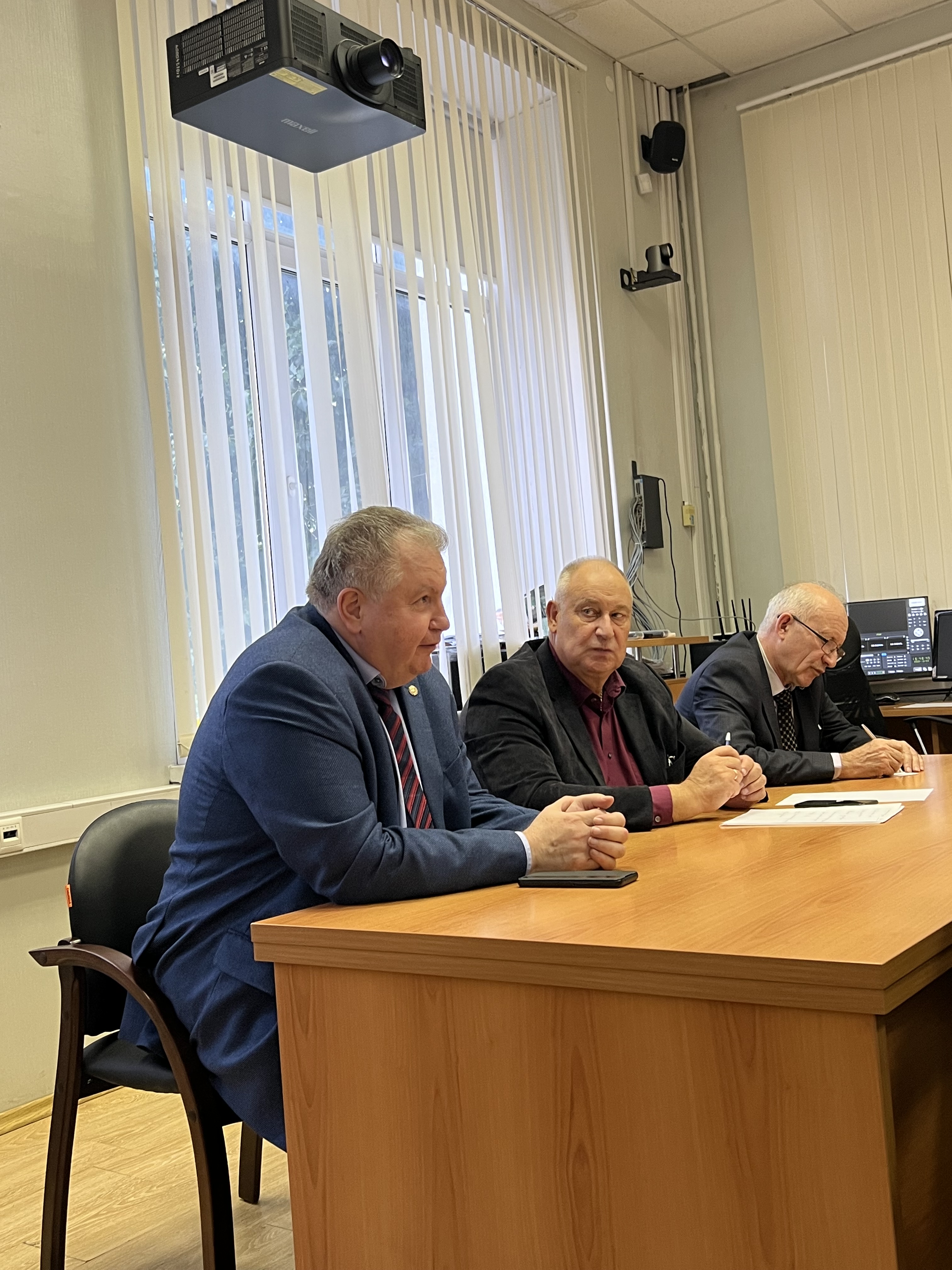   Круглый стол по повышению эффективности научной деятельности и взаимодействию университетов в области развития геоинформационных технологий, автоматизации землеустройства и кадастровых систем состоялся 3 октября