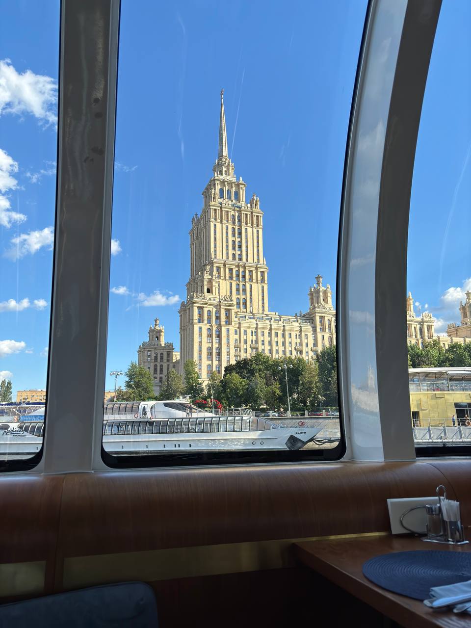 Для студентов и преподавателей ГУЗ организовали речную экскурсию по Москве