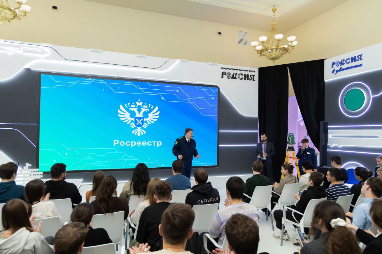 Студенты ГУЗ на выставке «Россия» ознакомились с технологией работы БПЛА для создания картографических материалов