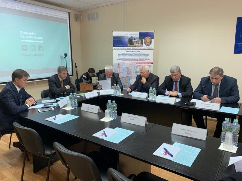 8 октября 2019 года ректор Государственного университета по землеустройству С.Н. Волков принял участие в Круглом столе на тему: «Комплексное развитие сельских территорий – основа эффективного использования земельных ресурсов и кадрового потенциала АПК»