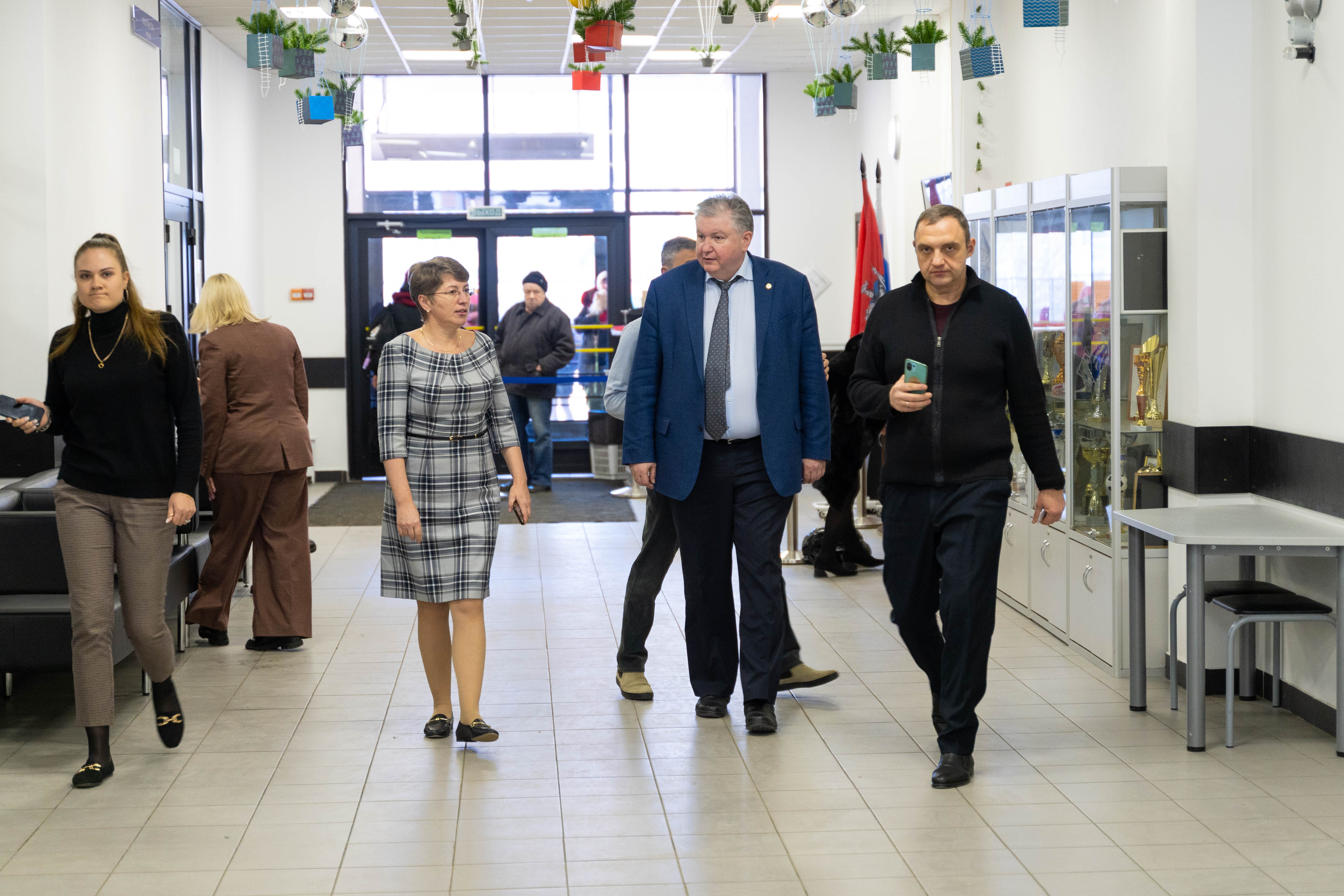 Врио ректора Т.В. Папаскири и заведующий кафедрой градостроительства и пространственного развития Ю.А. Цыпкин с рабочим визитом посетили школу в Некрасовке