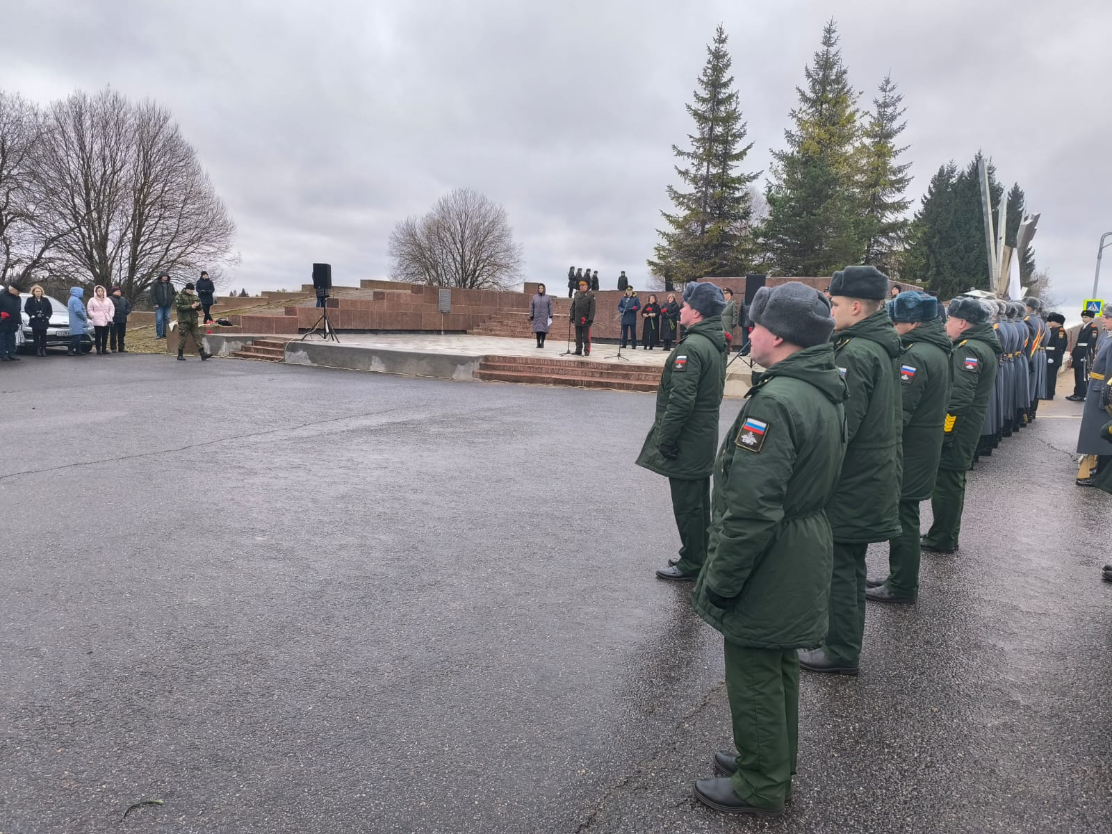 Студенты Военного учебного центра при ГУЗ почтили память героев-саперов ВОВ