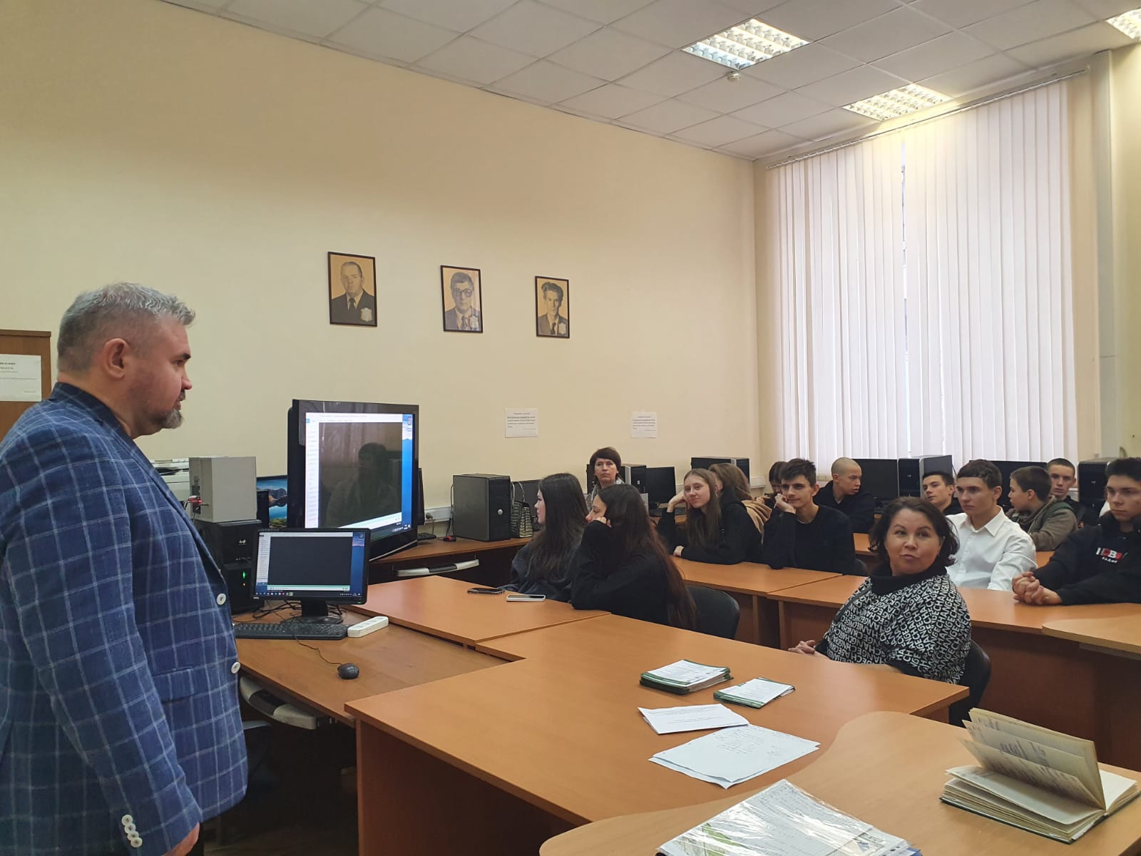 Представить себя в роли землеустроителей смогли школьники, посетившие ГУЗ с экскурсией