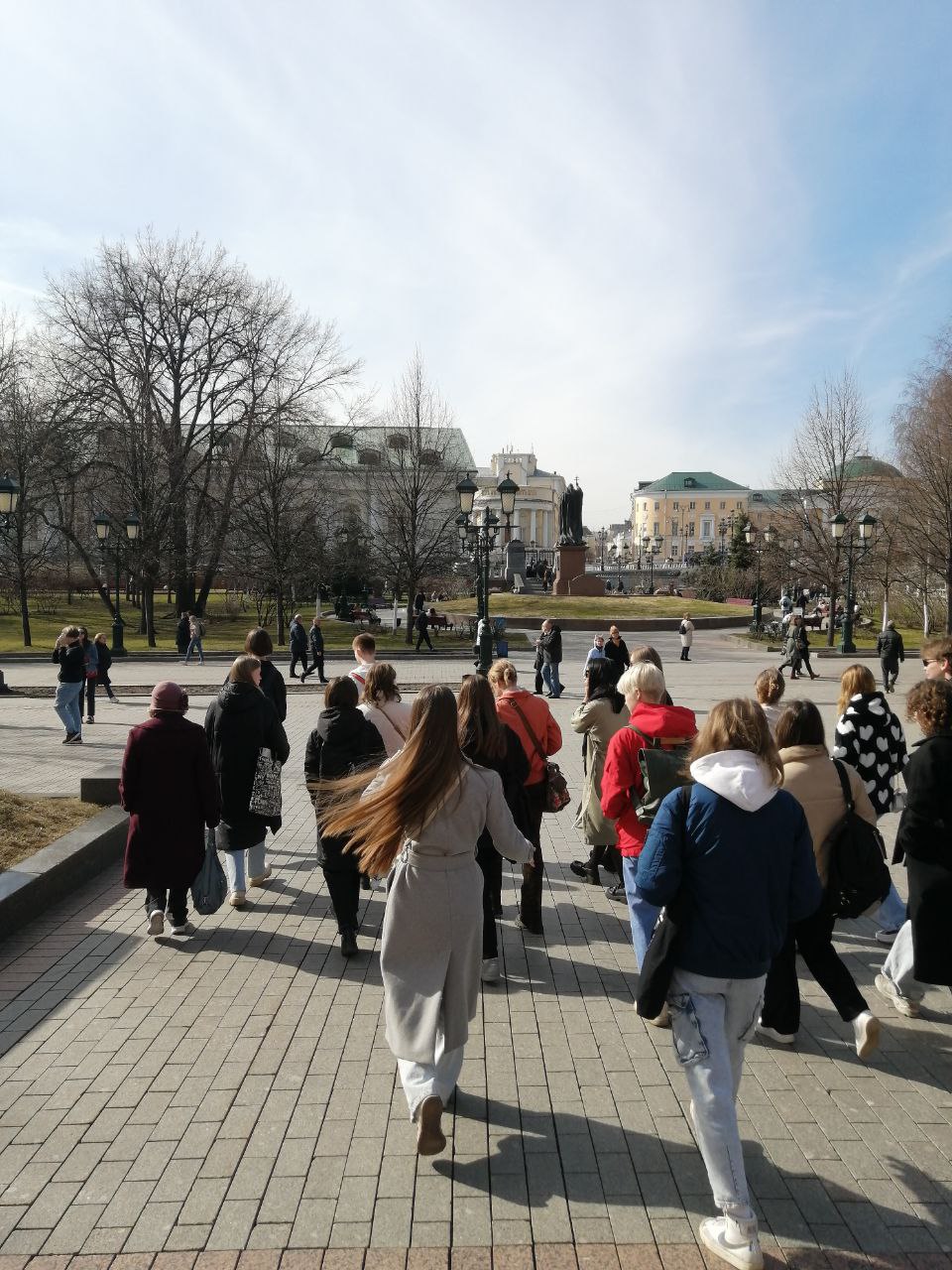 Студенты ГУЗ на кедровой тропе у стен Кремля