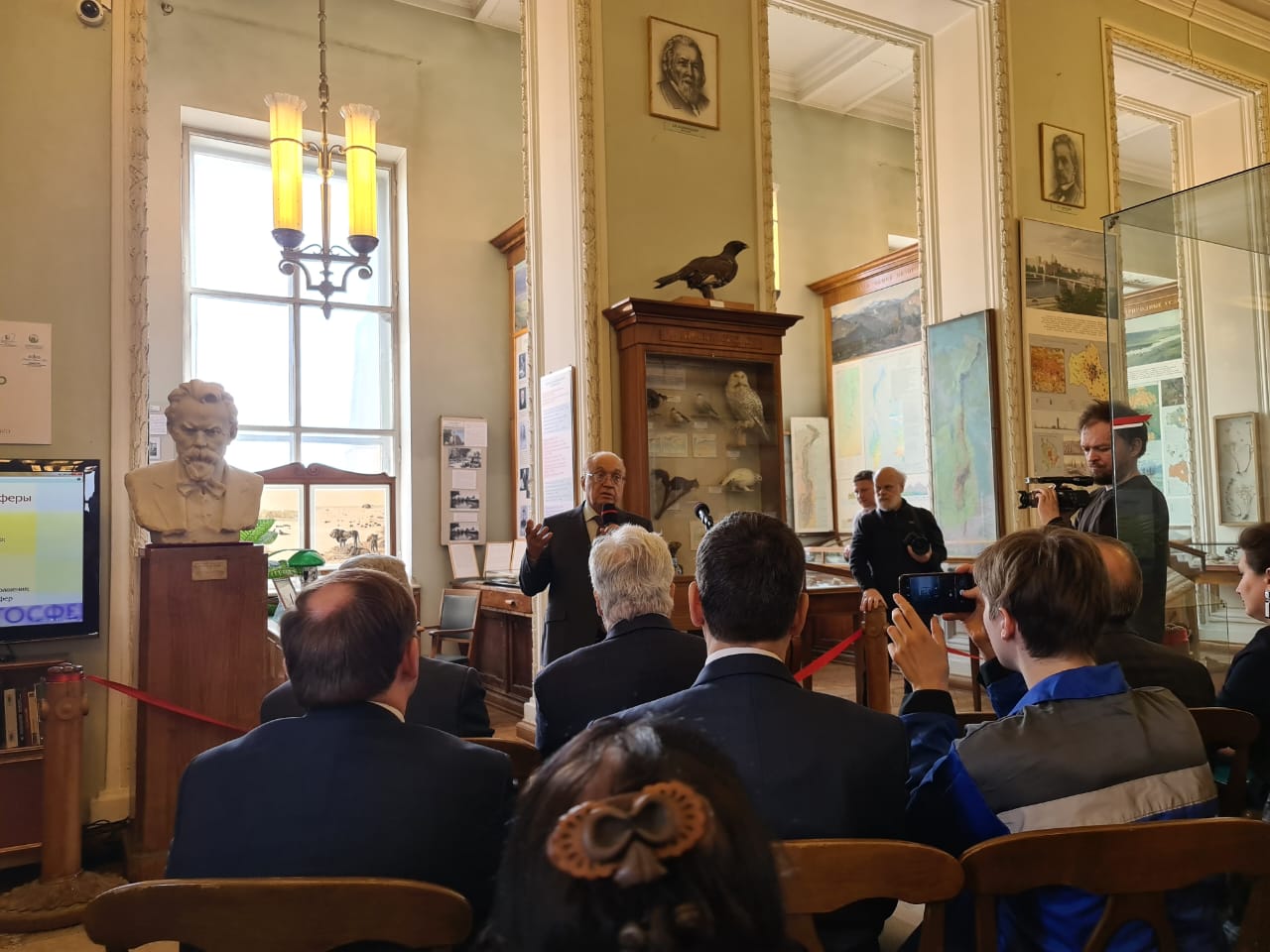 Врио ректора Государственного университета по землеустройству Т.В. Папаскири принял участие в открытии выставки в честь 160-летия со дня рождения В.И. Вернадского