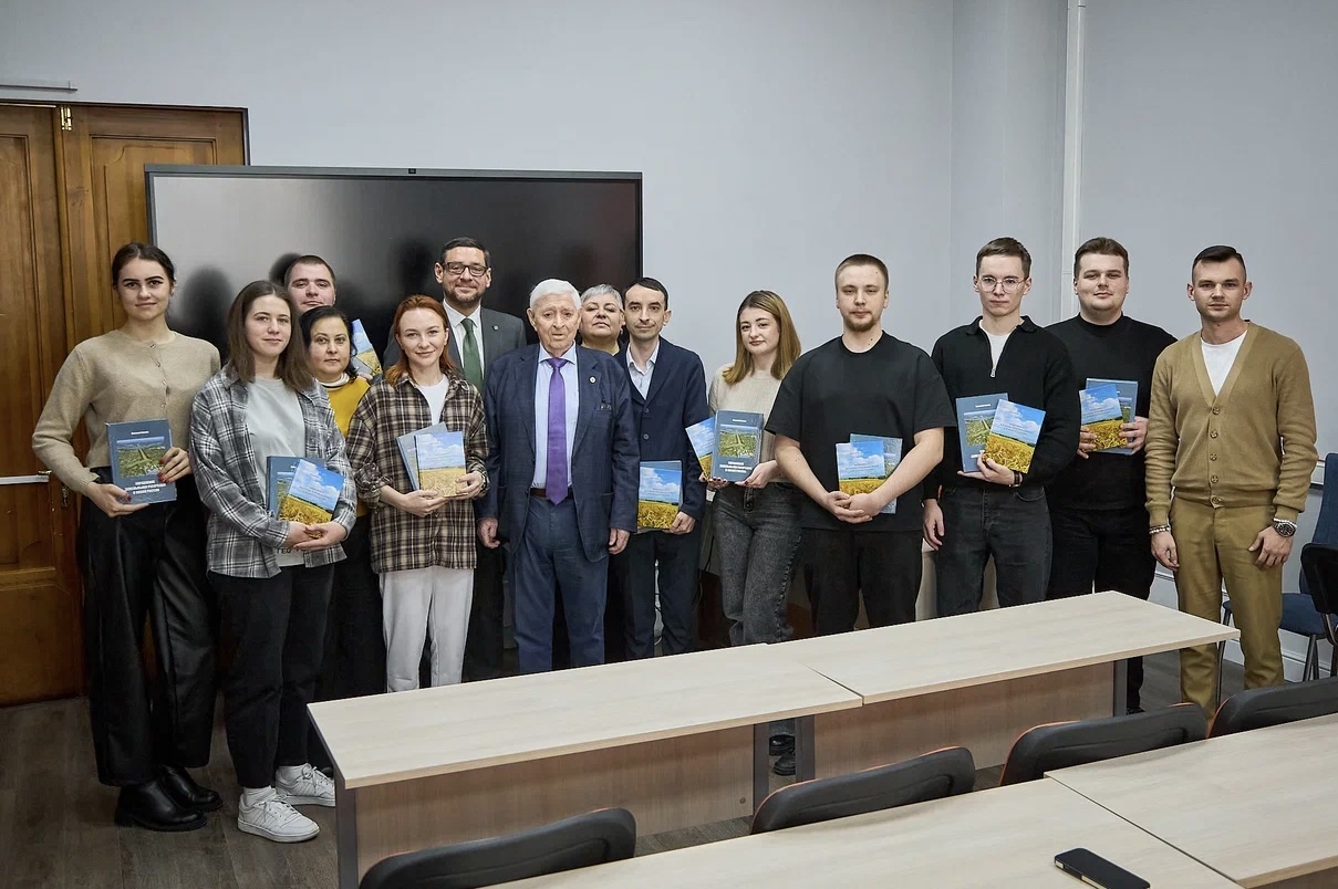 Научное наследие в подарок: ГУЗ передал Кубанскому ГАУ уникальные издания